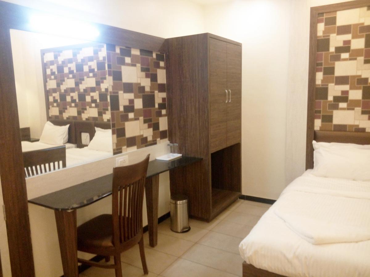 Hotel Pushpak Park Osmanabad Buitenkant foto